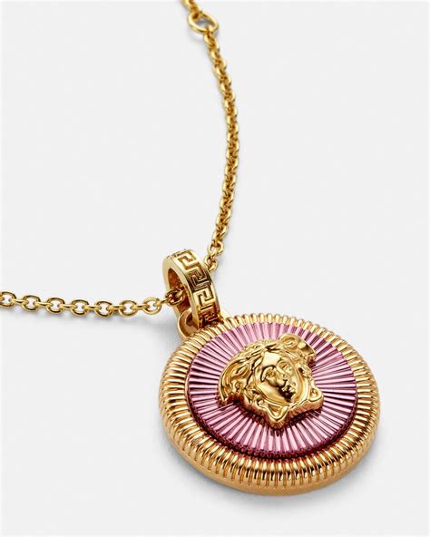 porque versace tiene una medusa|versace la medusa necklace.